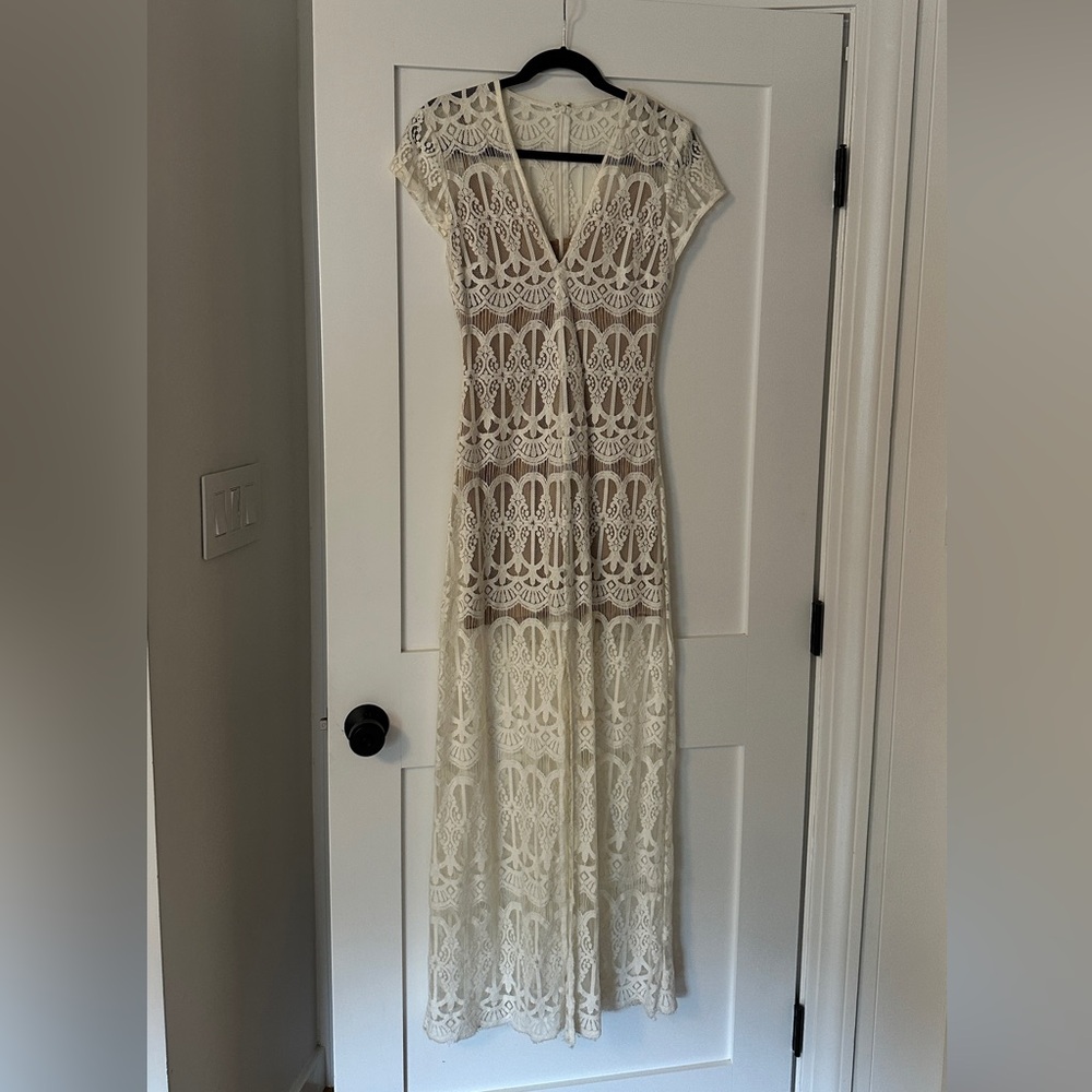 WAYF - V Neck Lace Maxi Dress (S)